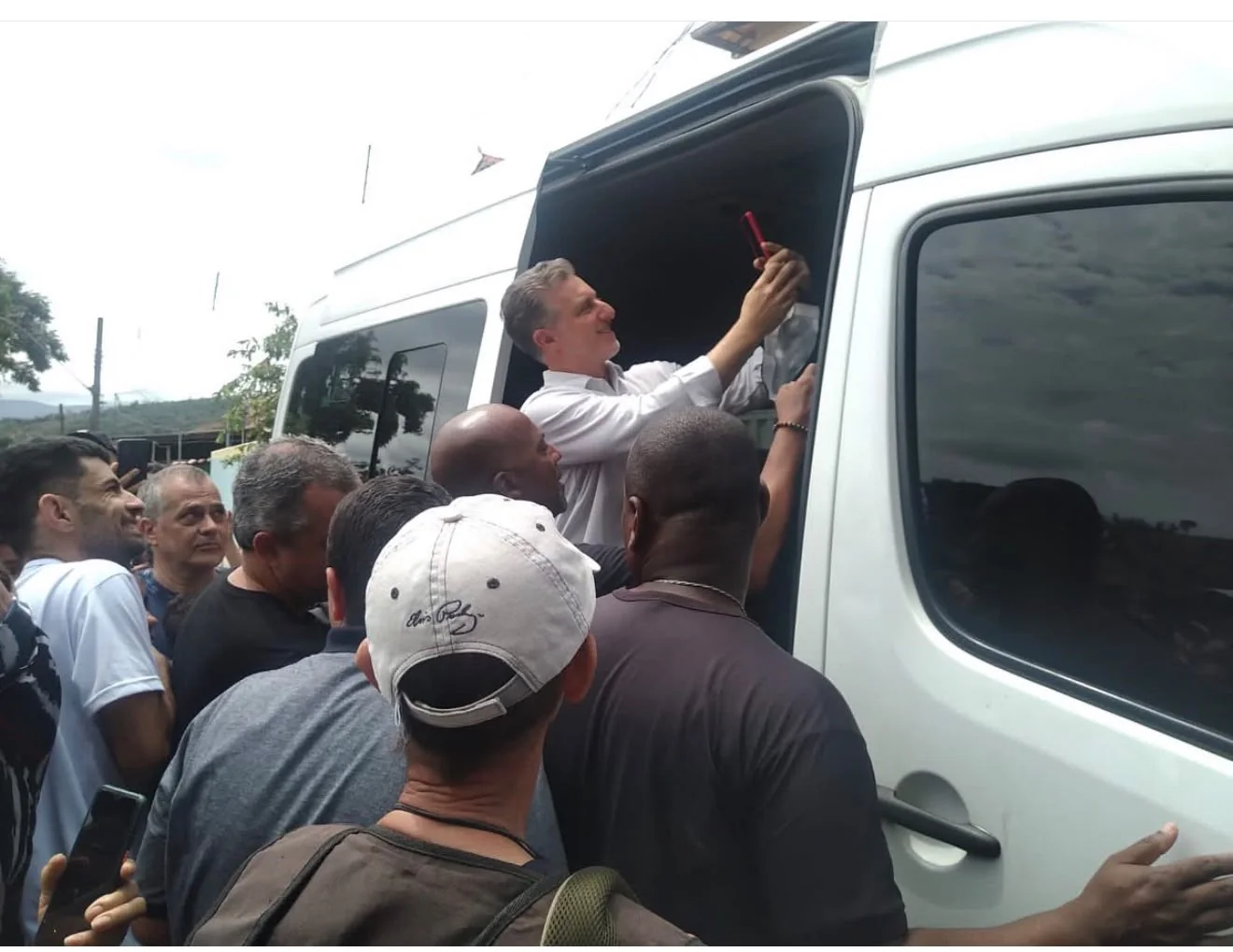 Luciano Huck embarcando em veículo da Manotur