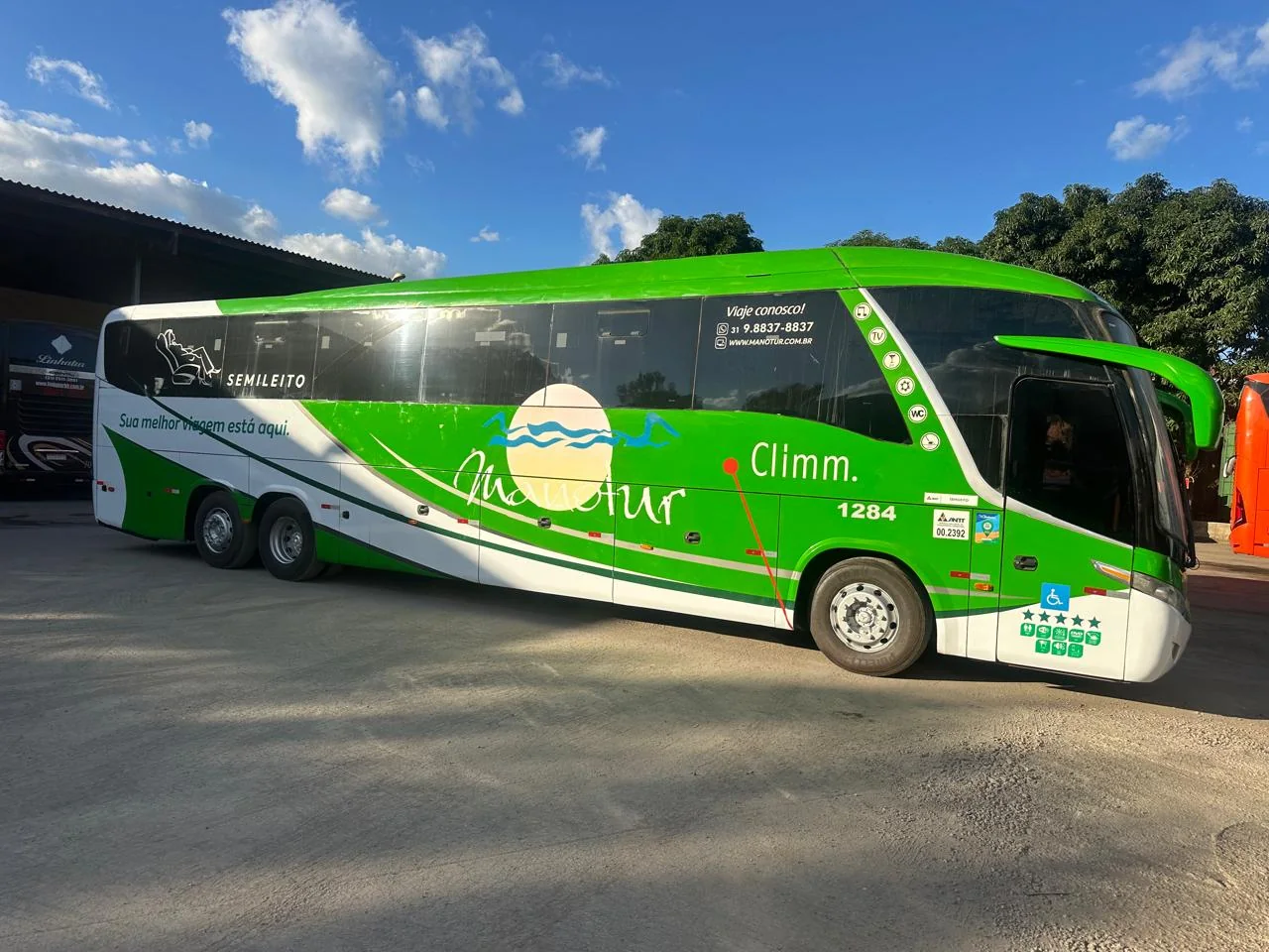 Ônibus semi-leito verde da Manotur