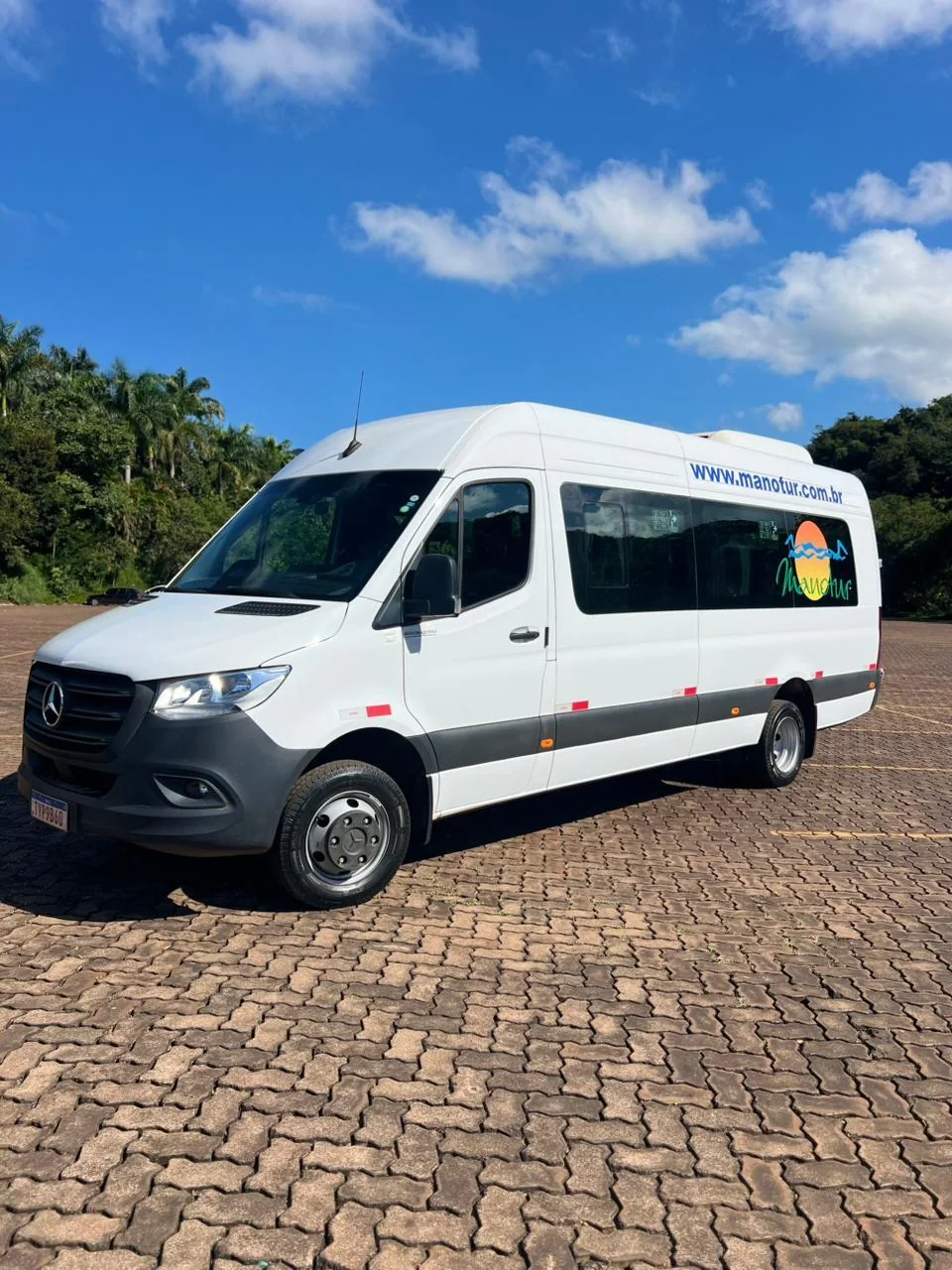 Van executiva branca da Manotur