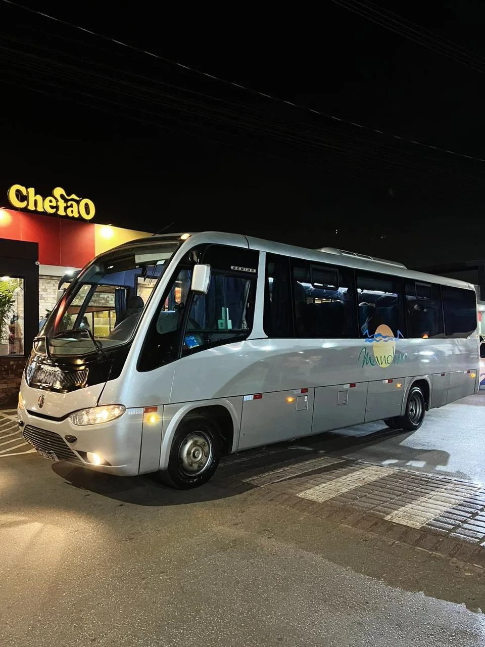 Micro-ônibus Manotur em operação noturna